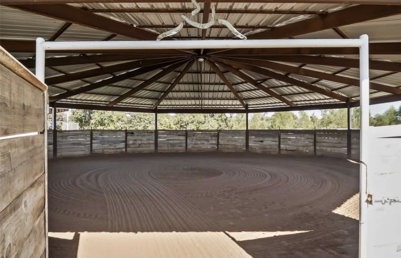 Covered and Lighted Round Pen