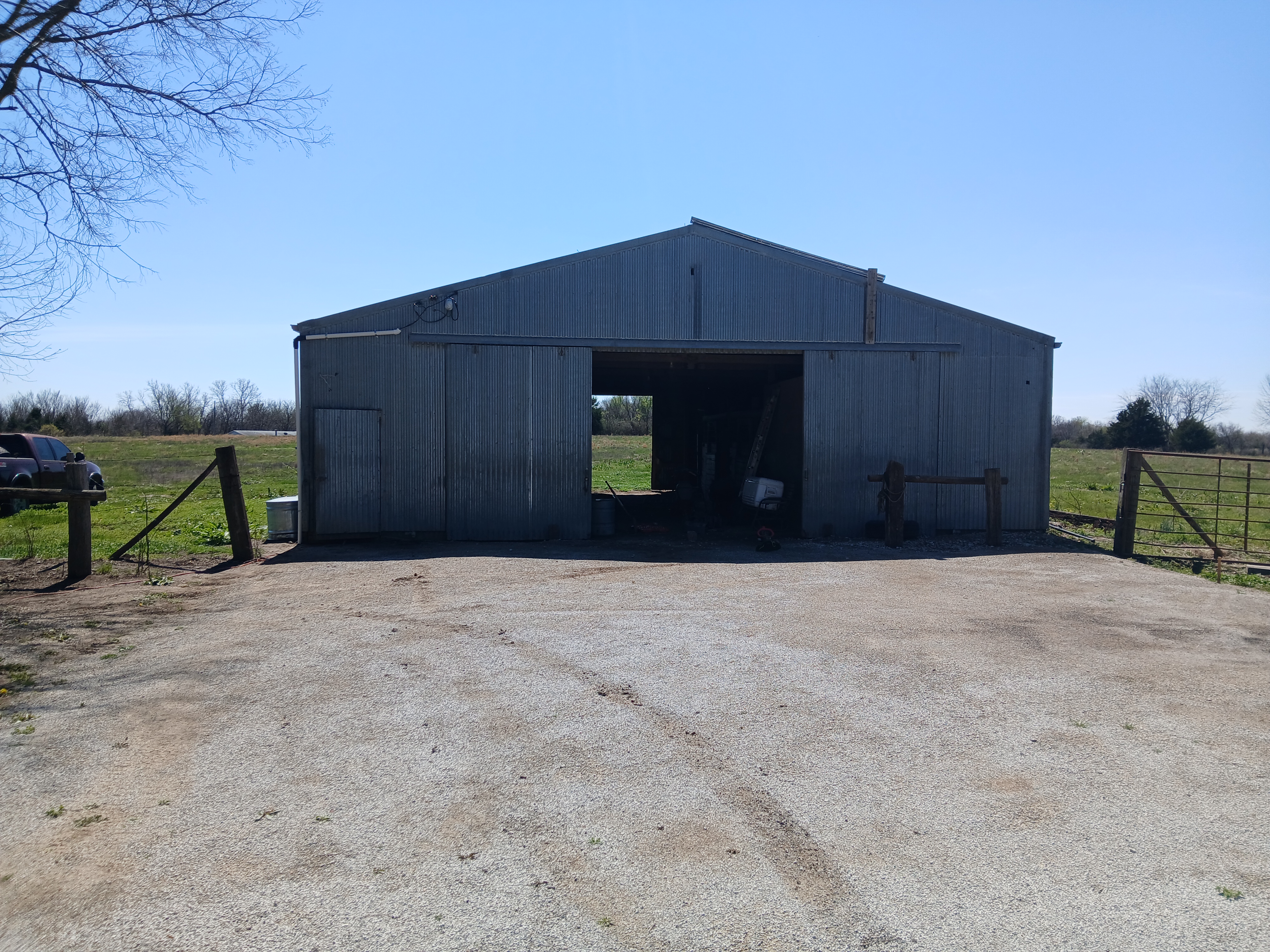 Nice medium size barn with 4 stalls available