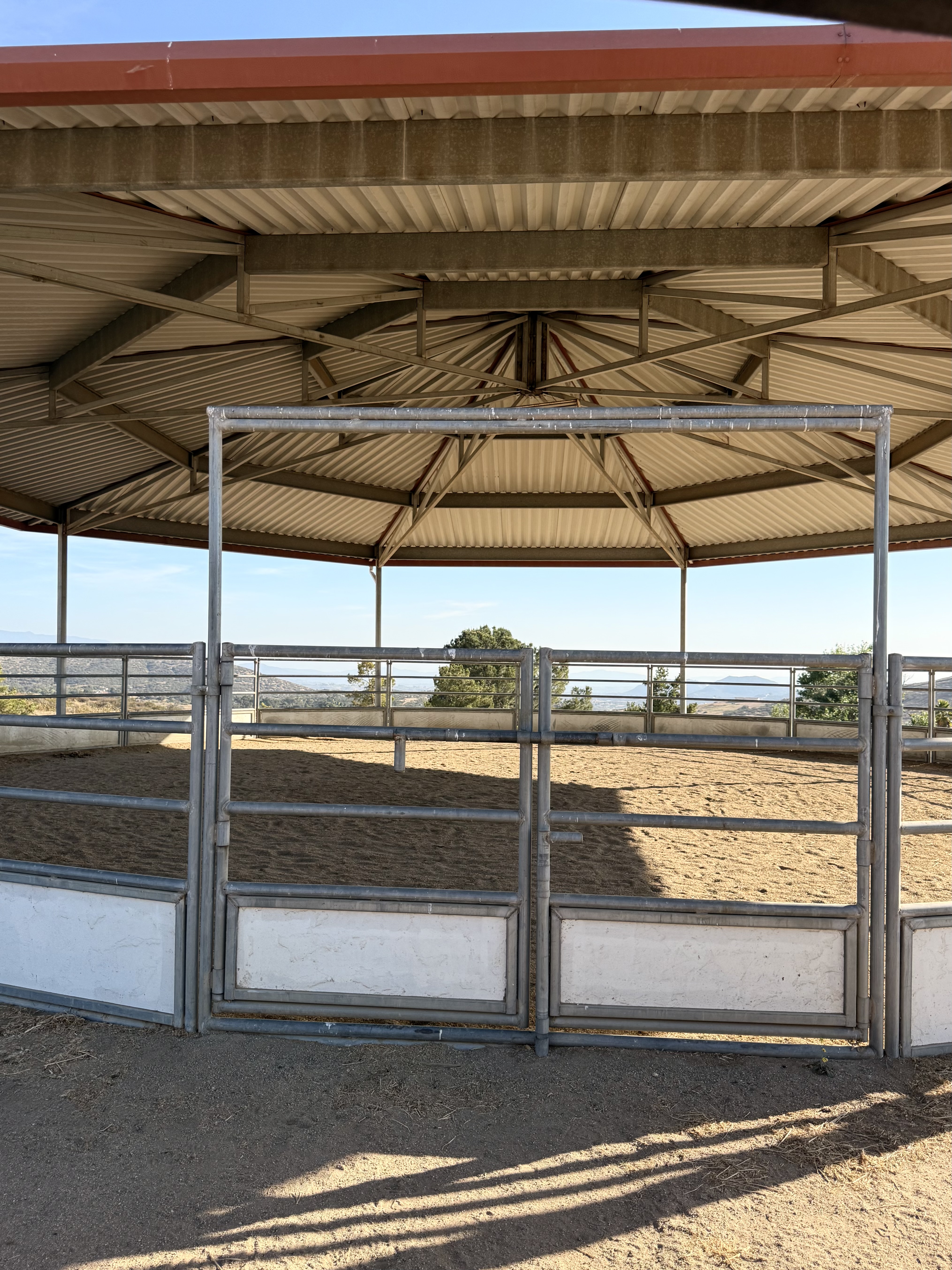 Covered Round Pen