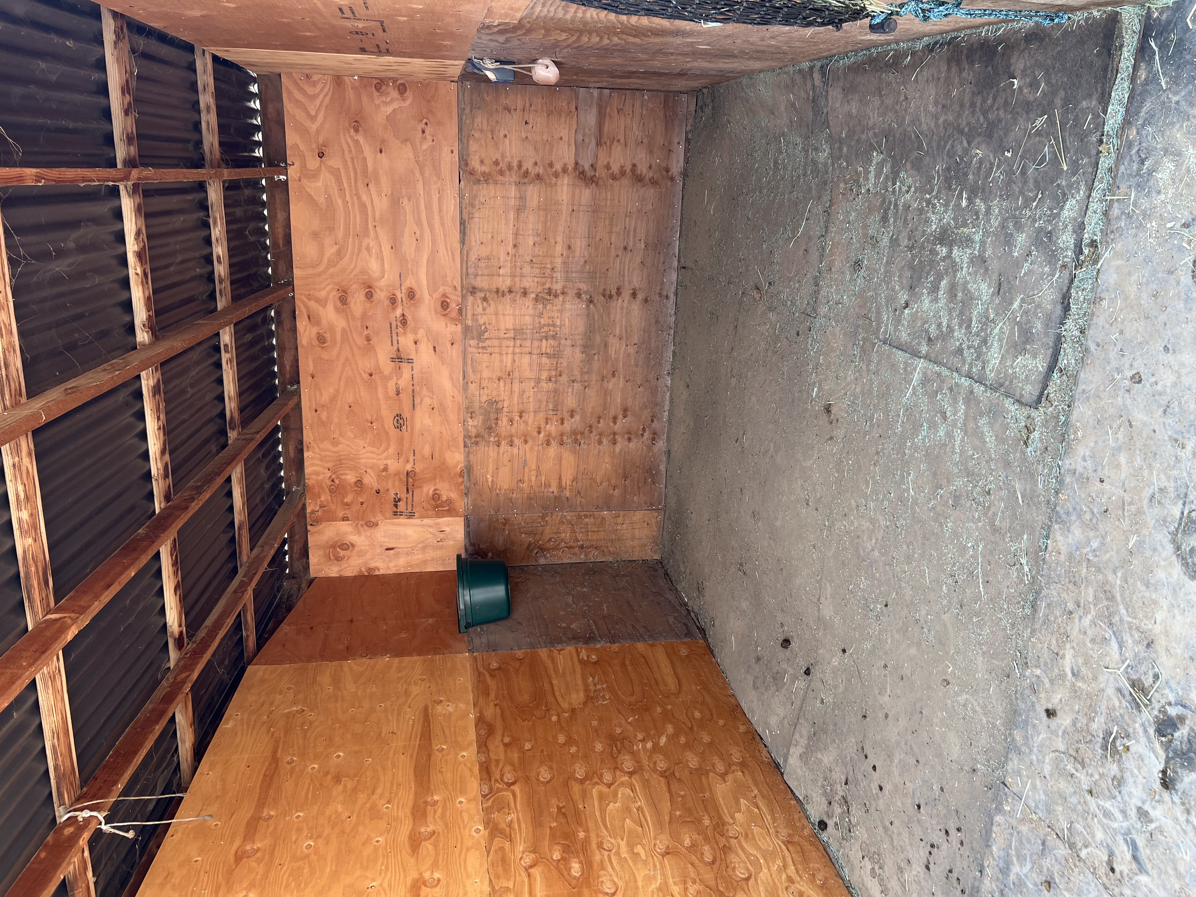 Stalls with indoor automatic waterers