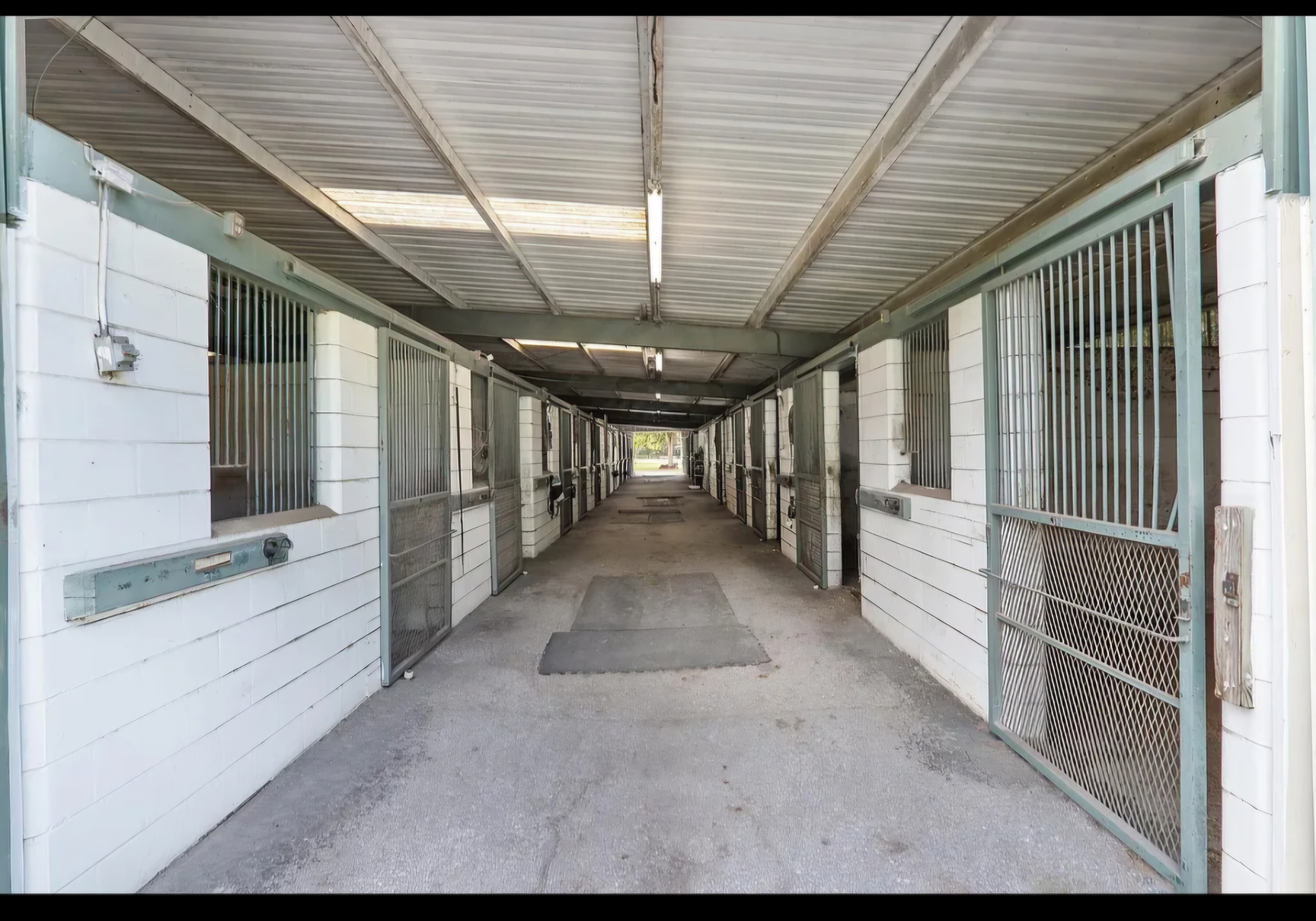 Barn with 12×15 & 12x13 stalls with rubber mats and automatic waterers