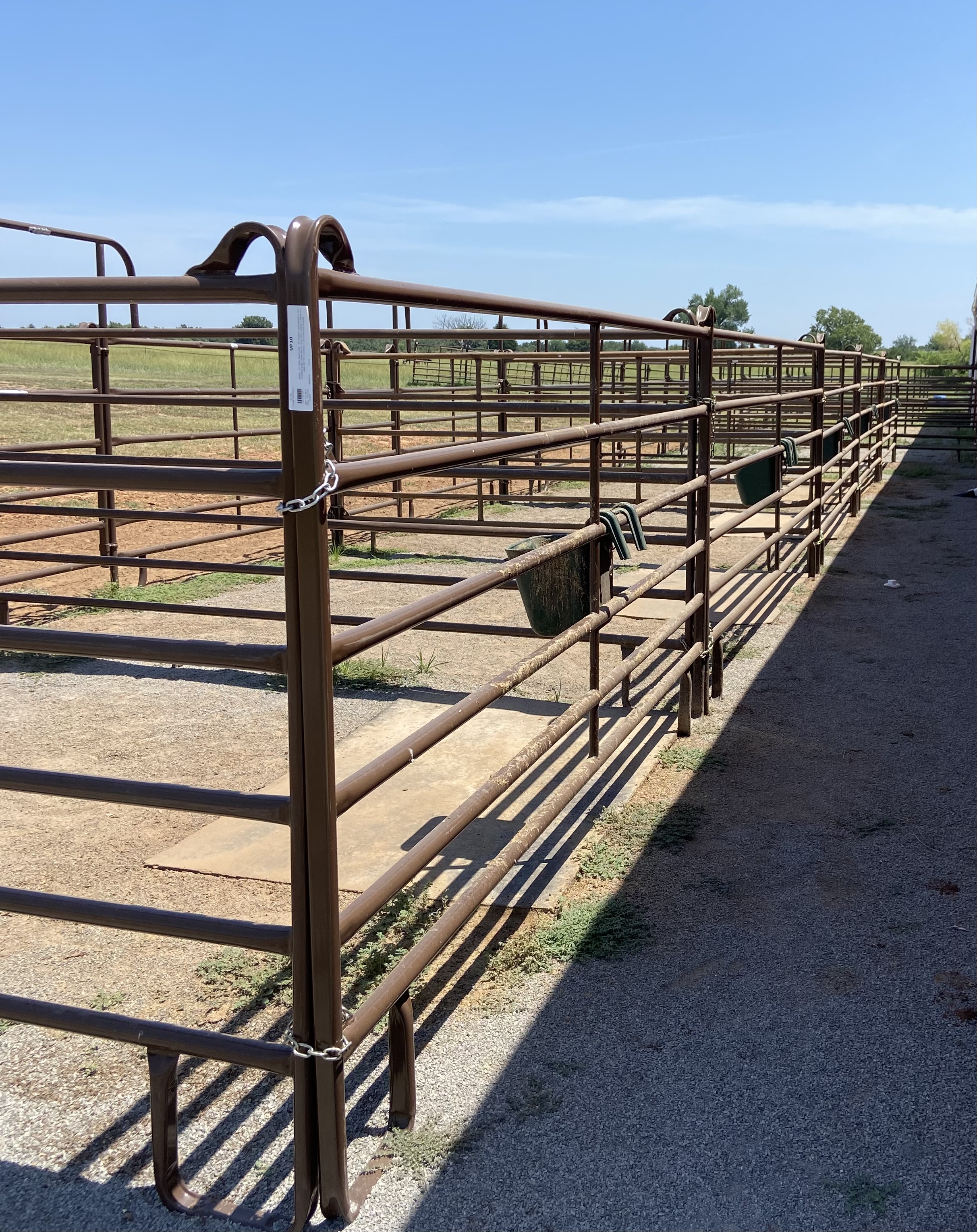 Feed pens