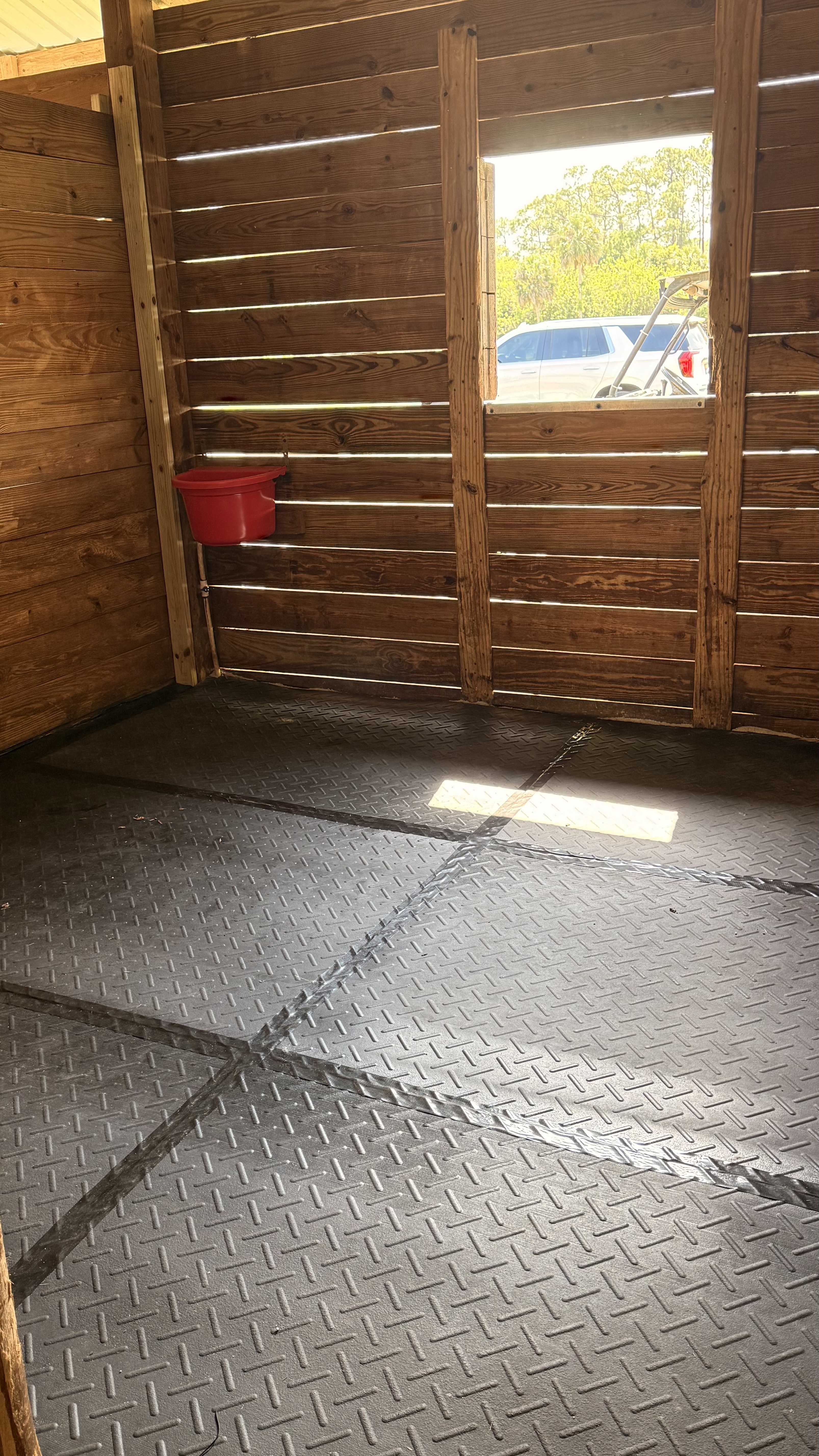 Stall with automatic water