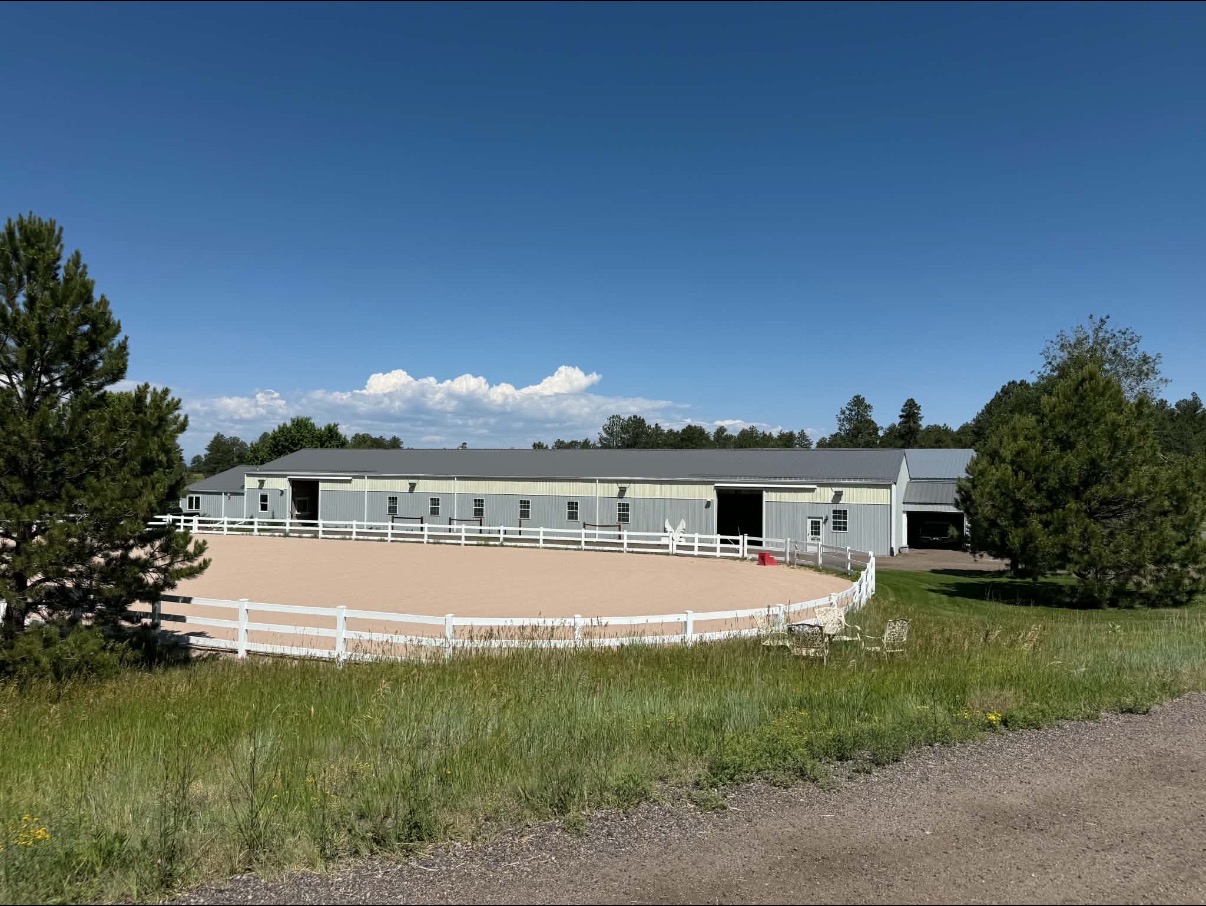 Barn and outdoor arena, roundpen