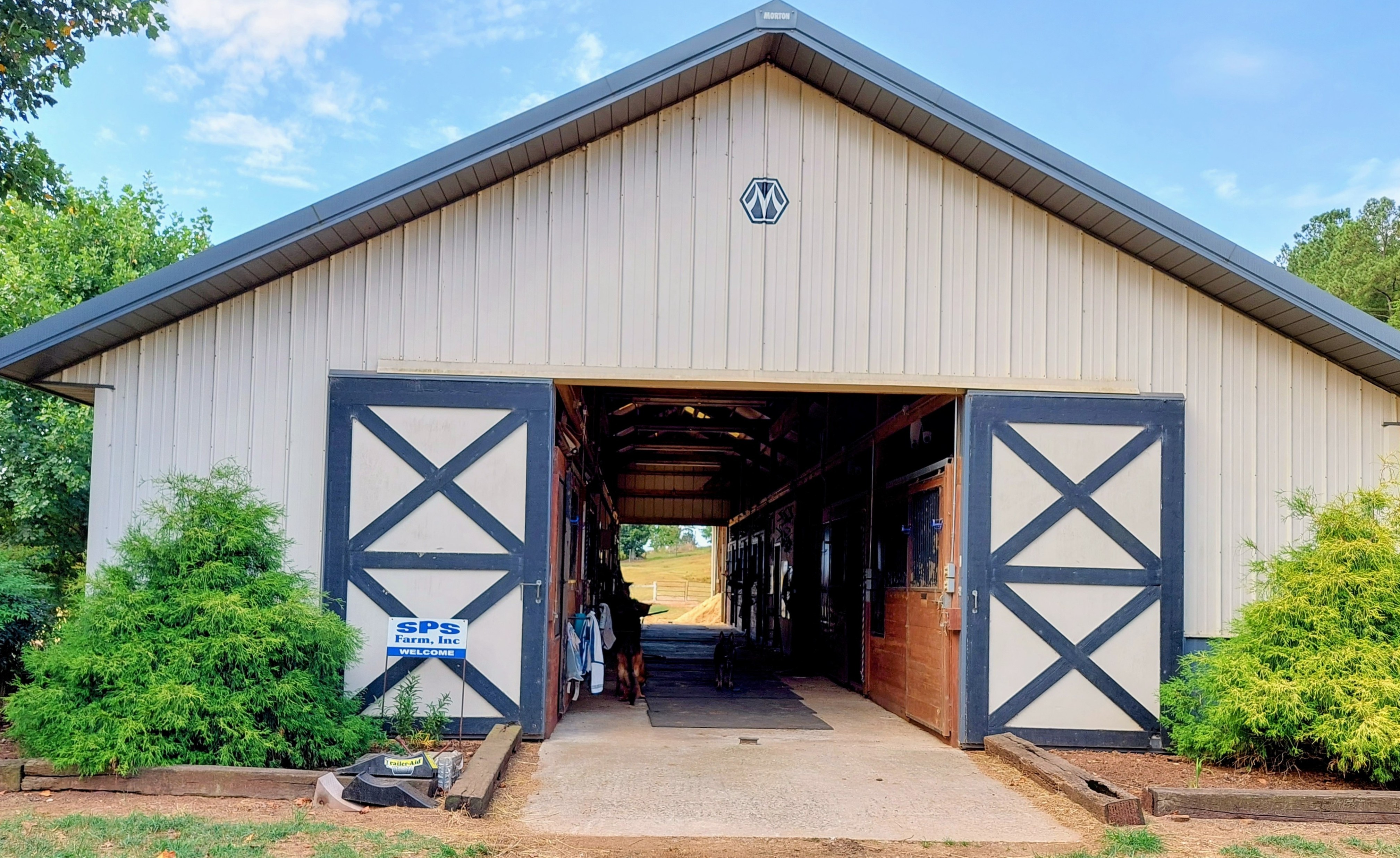 9 stall Morton Barn w/12'x'12' stalls