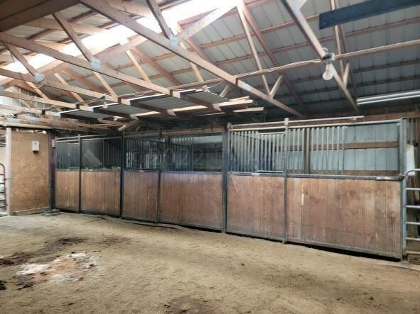 Run in barn plus 3 stalls